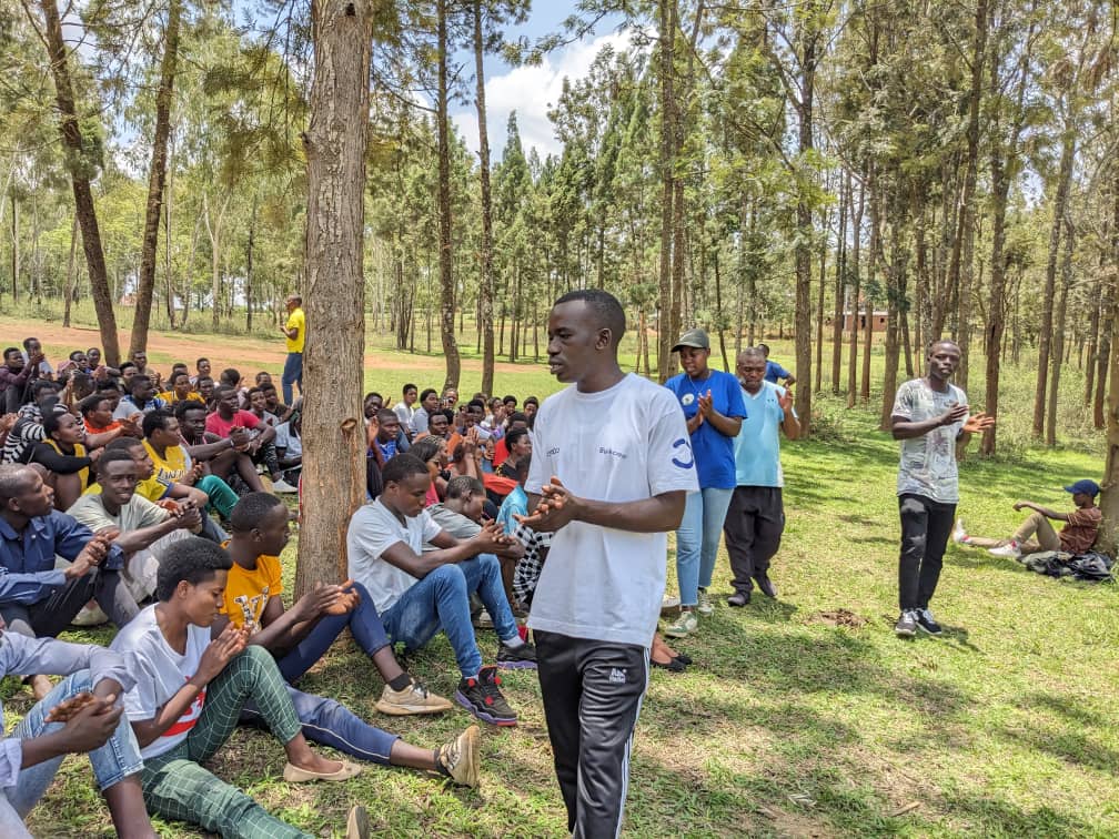 NyagatareNyc's tweet image. Nyuma y'Imyitozo ngorora mubiri,  Urubyiruko #Intore bahabwa umwanya wo kuganira bo ubwabo cyane kukureba ibikorwa bagomba gukora cyane mubyo biyemeje gukora.
Bavuga ko birimo kubafasha 

@RwandaYouth 
@MiniYouthRwanda