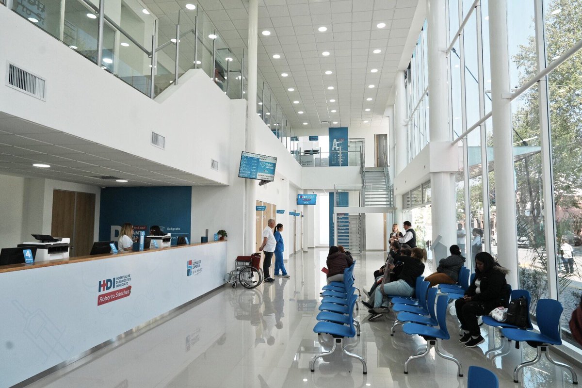 MunicipioLdeZ's tweet photo. 🏥❤️ ¿Sabías que el Hospital de Diagnóstico Inmediato Roberto Sánchez cuenta con vacunatorio?

Los vecinos y vecinas se acercan a recibir sus dosis a este nuevo centro de salud.

📍 Cochabamba 922.
🗓 Lunes a viernes de 8 a 16hs.
🗓 Sábados de 8 a 13hs.

#LomasEsEnEquipo https://t.co/BmRgdtJJF6