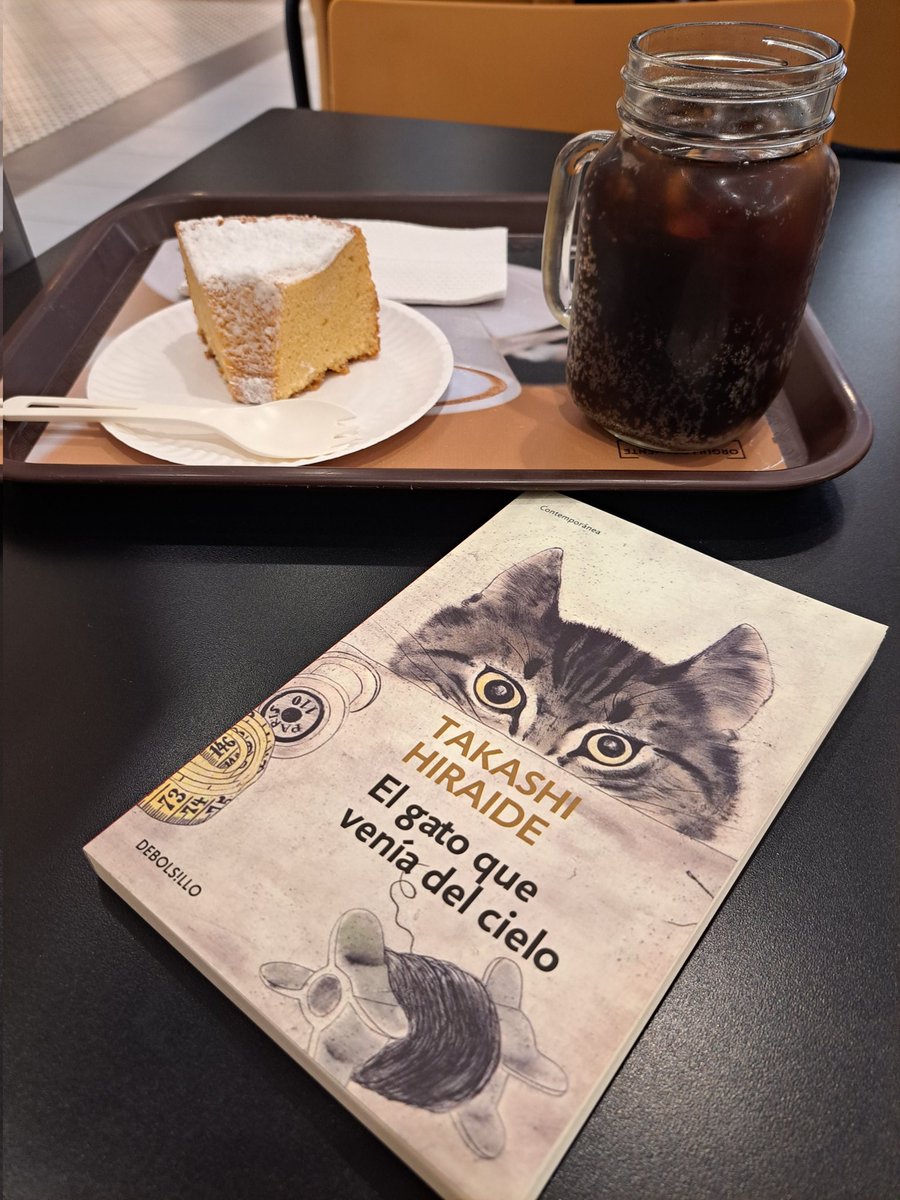 A nice way to end my day!
Takashi Hiraide's 'El Gato que Venía del Cielo' [The Guest Cat]
A pleasant time with such cake and drink. 
Japanese Literature is the best!
#Japan #JapaneseBooks #BooksWorthReading  #Books #猫の客 #平出隆