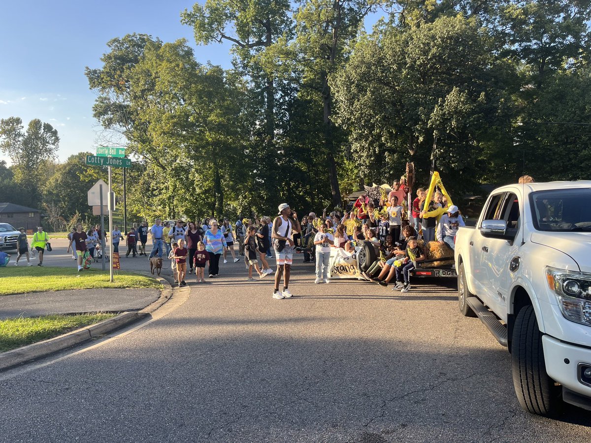 SHHS homecoming parade with our future Toppers @MountainViewJCS