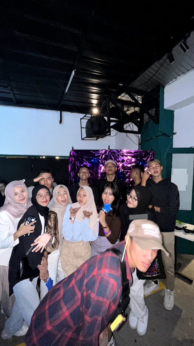 arphilee's tweet photo. h-7 uts alsjkssjsn https://t.co/DBKq6ehE6b