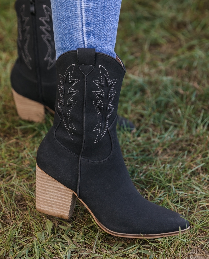 MagnoliaBtq's tweet image. From head to toe, we've got the accessories that will make you glow. Explore our new arrivals and find your next must-have piece. 🌟 

#blackcowgirlboots #fannypacks #crossbodybags #scarfs #accessories #fallstyle #trendingfallstyle #magnoliaboutique