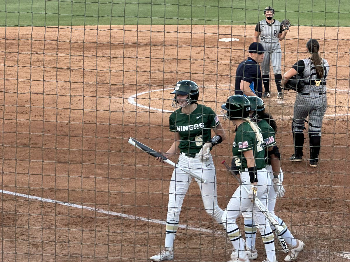 LegionLancersVB's tweet photo. Former Legion Volleyball player Rayna Blackwell with a double in her first at-bat at UNC-Charlotte. #weoverme https://t.co/6Fu29cFGjn