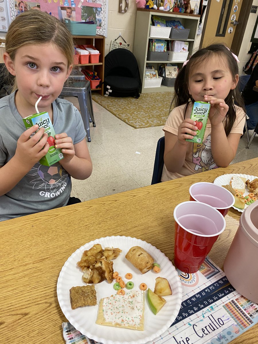 ces_kindercats's tweet photo. #AppleDay was a hit! We used our sense of taste to decide which apple products we like. We also learned about Johnny Appleseed 🍎🍏 #BeABridge @ChristianaES1 https://t.co/m2NJ7mzv4c