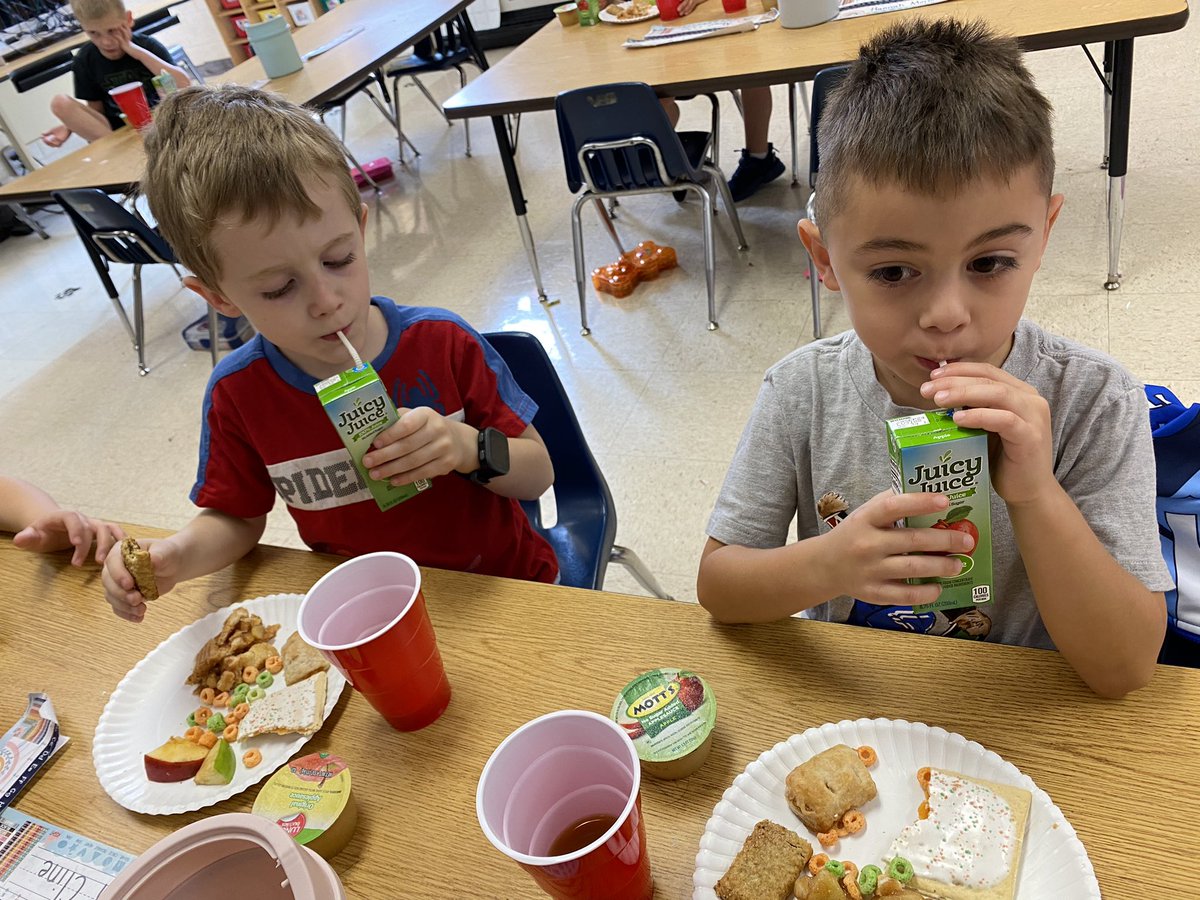 ces_kindercats's tweet photo. #AppleDay was a hit! We used our sense of taste to decide which apple products we like. We also learned about Johnny Appleseed 🍎🍏 #BeABridge @ChristianaES1 https://t.co/m2NJ7mzv4c