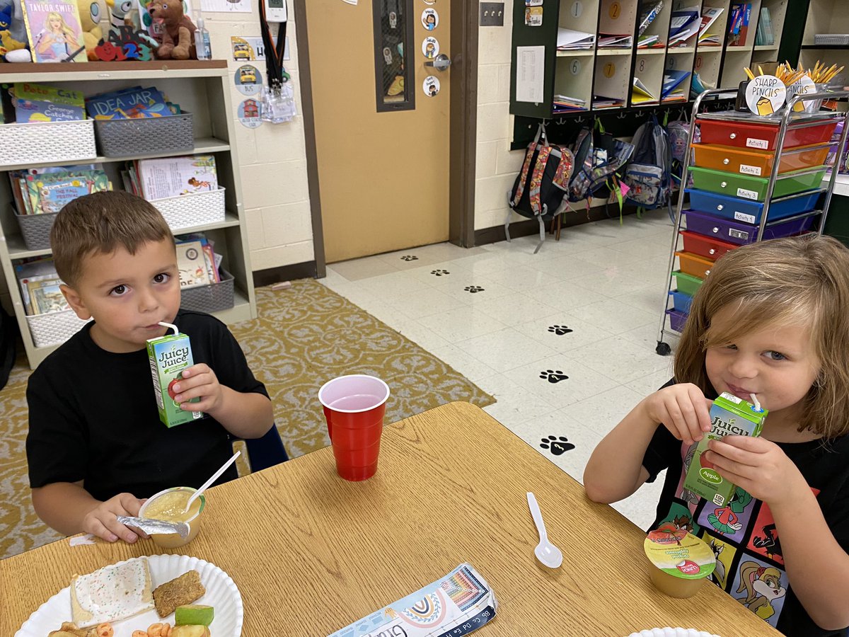 ces_kindercats's tweet photo. #AppleDay was a hit! We used our sense of taste to decide which apple products we like. We also learned about Johnny Appleseed 🍎🍏 #BeABridge @ChristianaES1 https://t.co/m2NJ7mzv4c