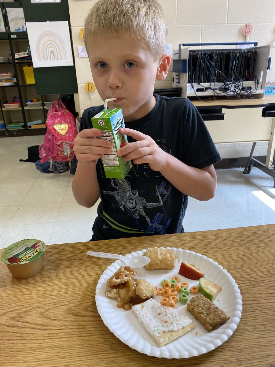 ces_kindercats's tweet photo. #AppleDay was a hit! We used our sense of taste to decide which apple products we like. We also learned about Johnny Appleseed 🍎🍏 #BeABridge @ChristianaES1 https://t.co/I9rNi0dfag