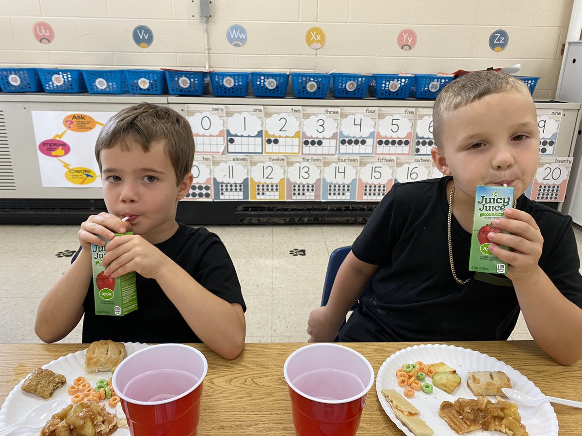 ces_kindercats's tweet photo. #AppleDay was a hit! We used our sense of taste to decide which apple products we like. We also learned about Johnny Appleseed 🍎🍏 #BeABridge @ChristianaES1 https://t.co/I9rNi0dfag