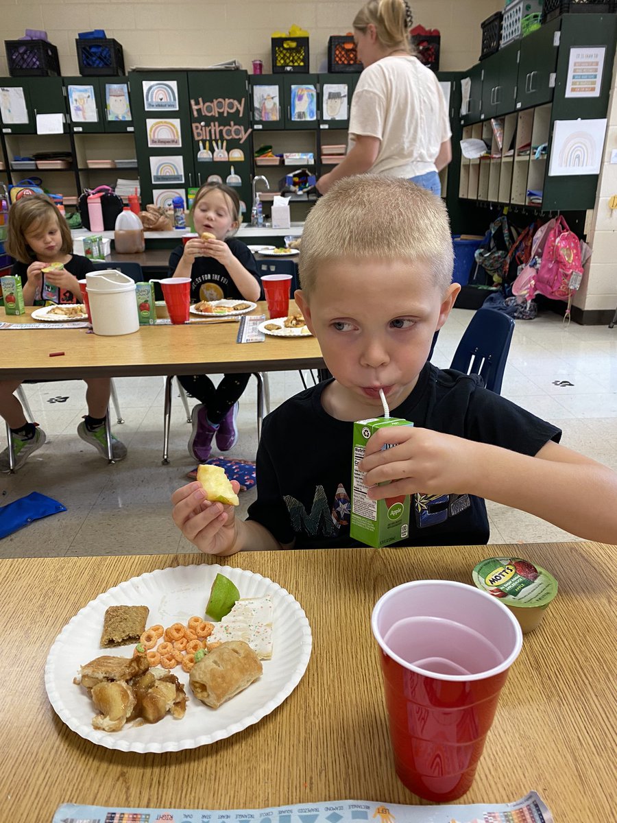 ces_kindercats's tweet photo. #AppleDay was a hit! We used our sense of taste to decide which apple products we like. We also learned about Johnny Appleseed 🍎🍏 #BeABridge @ChristianaES1 https://t.co/I9rNi0dfag