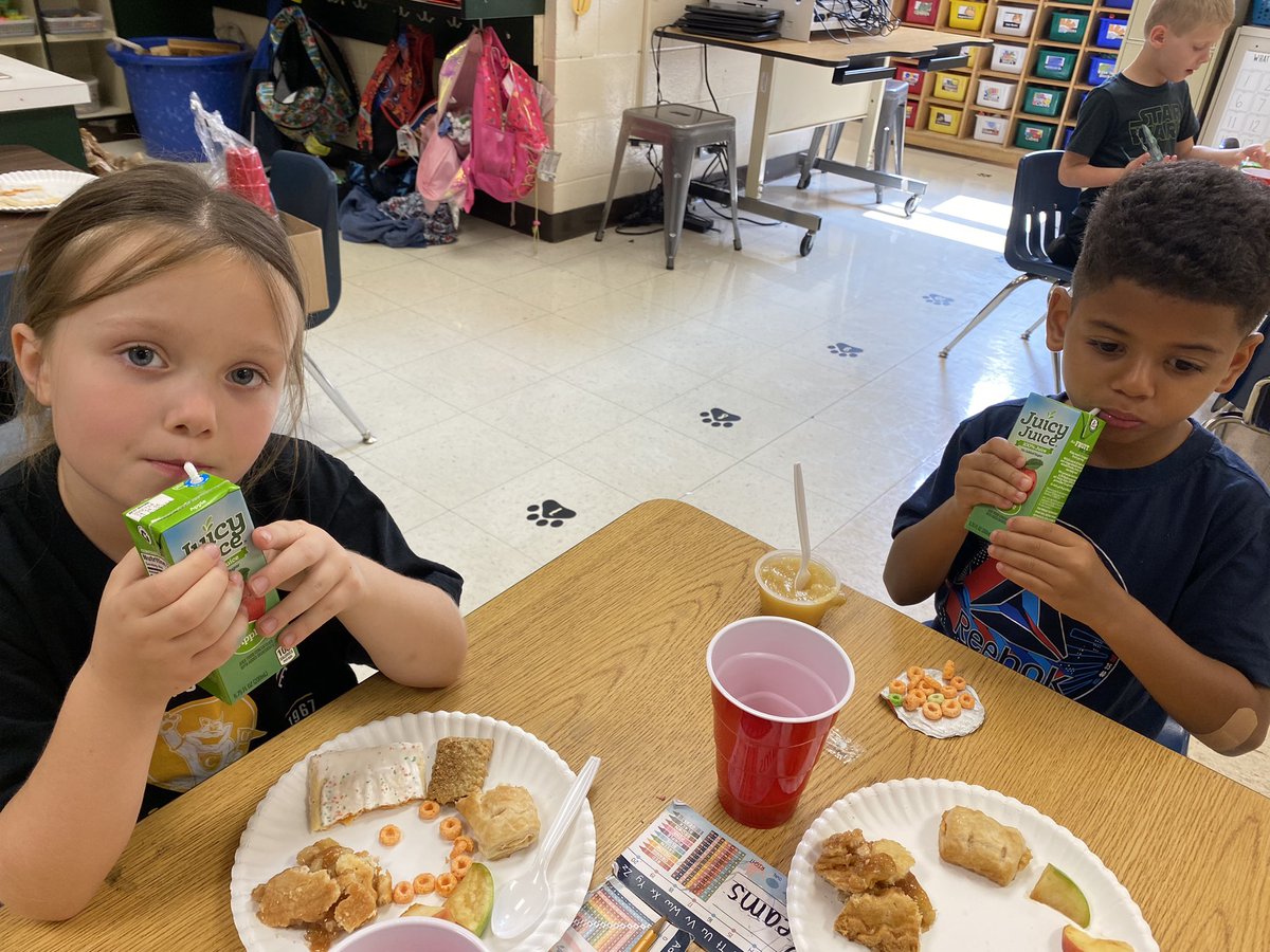 ces_kindercats's tweet photo. #AppleDay was a hit! We used our sense of taste to decide which apple products we like. We also learned about Johnny Appleseed 🍎🍏 #BeABridge @ChristianaES1 https://t.co/I9rNi0dfag