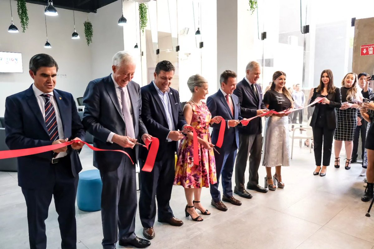 roberto_areched's tweet photo. Hoy Jalisco tiene un nuevo espacio para impulsar el emprendimiento. Felicidades @presidenteccgdl y @CamaradeCom_GDL por el  convenio con el @ICCMEXICO para que a través del Centro de Emprendimiento en Guadalajara  pueda facilitarse el comercio internacional. https://t.co/BfsD7j3wuN