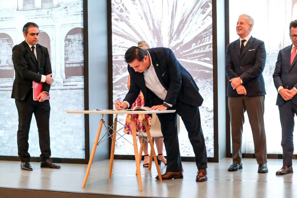 roberto_areched's tweet photo. Hoy Jalisco tiene un nuevo espacio para impulsar el emprendimiento. Felicidades @presidenteccgdl y @CamaradeCom_GDL por el  convenio con el @ICCMEXICO para que a través del Centro de Emprendimiento en Guadalajara  pueda facilitarse el comercio internacional. https://t.co/BfsD7j3wuN