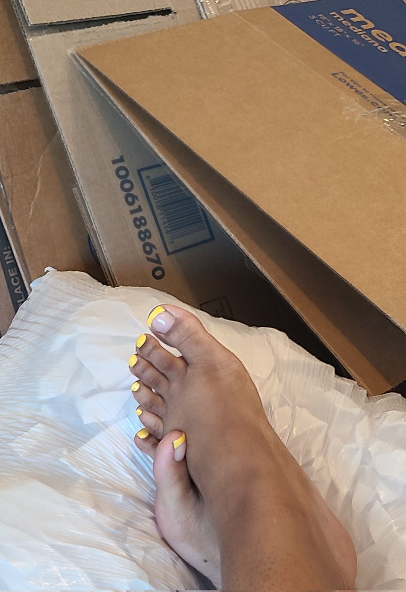 ChocolatyHeel's tweet photo. IM BACK!! When life hands you 🍋s, you move and part your #toes yellow. #feetfethish #feet_lover #feetfinder #feetseller #yellowtoes https://t.co/jCFZ2gN9yF