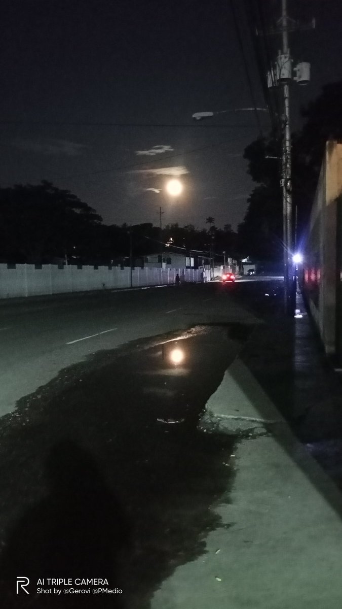 Ver el reflejo de la Luna en un espejo  de agua en Barquisimeto, es posible gracias a que  <a href="/CorpoelecInfo/">Corporación Eléctrica Nacional</a>  aplica racionamiento de hasta 5 horas e <a href="/HidrolaraCA_/">Hidrolara C.A.</a>  permite que se pierda el agua. Más romántico, imposible!