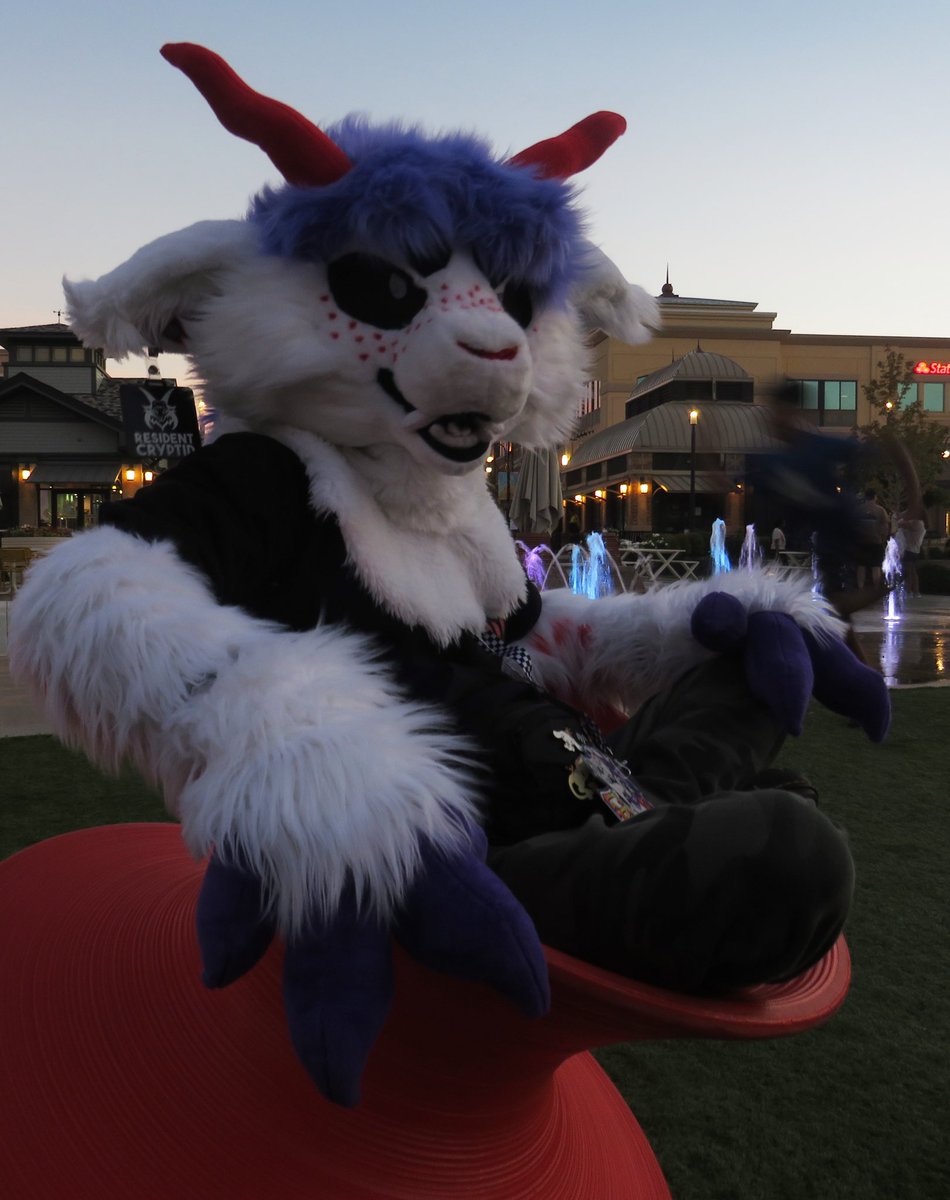 Reddark_ish's tweet photo. Outing photos from last night ! 

🌟

#fursuiting #FursuitFriday #fursuit #furrycommunity 

🌟

📷 @Underwraps307 https://t.co/NGzyjVHI3S