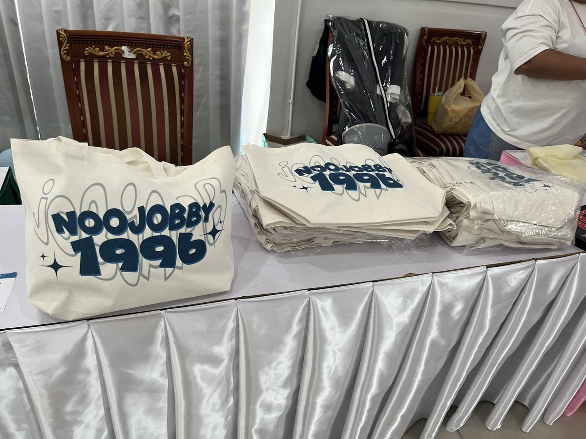 JobBasBacon_JPN's tweet photo. Hi♡
I report about Job's birthday.
There were many Joby's fans at the venue.They were so lovely girls😘
And it has a lots of activities,selling original bag, raffle,big photo signboard and message cards for him.
@JobbyNoo
#NooJobby #หนูจ๊อบบี้
#ProjectJob27thBirthday https://t.co/N7G9m2dHms