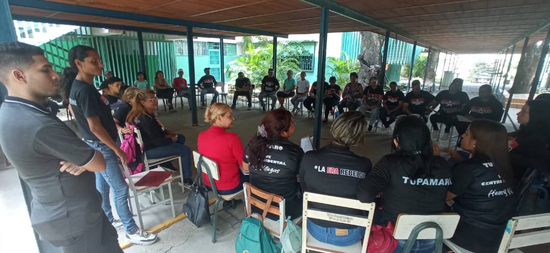 Bermejo_Londy's tweet photo. La Formación constante y permanente es la primera línea de defensa de la revolución Bolivariana y la #JuventudRebelde en Vanguardia. 
#JuventuTupamaroConMaduro https://t.co/i1VBOefnkr
