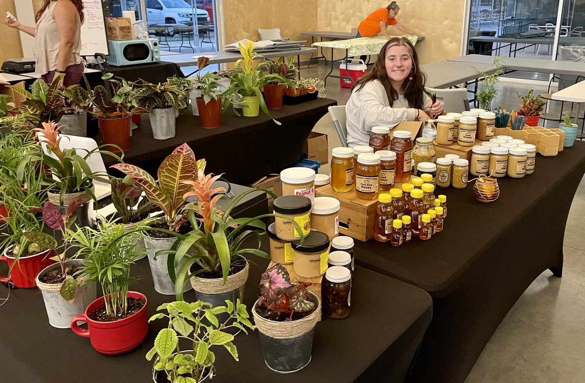 gimmel65's tweet image. Hey #SoonerNation make sure and stop by the #NormanFarmersMarket for some tailgate goodies in the am at 212 James Garner from 8-1. Will be 69 awesome vendors (several with premade burger patties. Daughter and I will have all your 🍯 needs and some cool houseplants.  #BoomerSooner