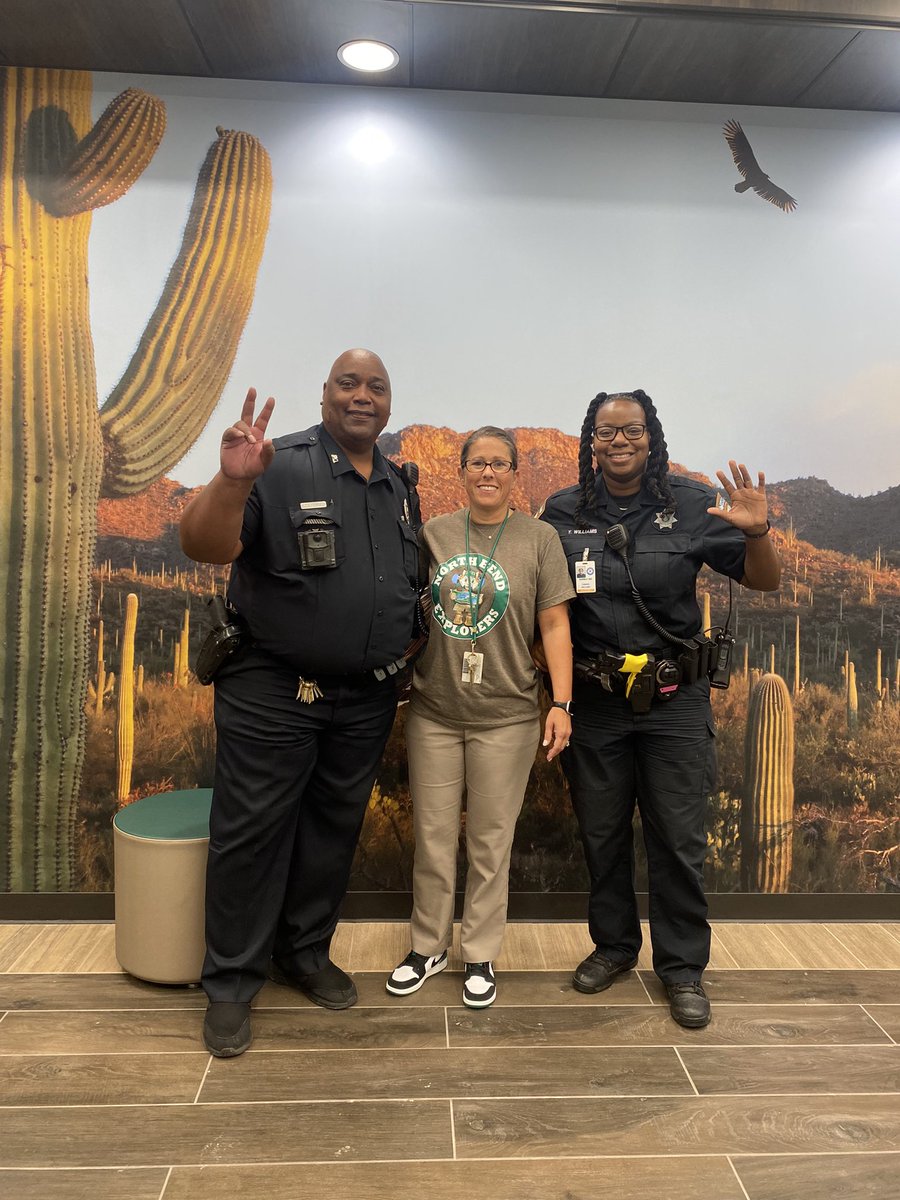 HumbleISD_NBE's tweet photo. Thank you HumbleISD Police for supporting us and showing up everyday. We appreciate you! @HumbleISD_Police
#NothingButExcellence
@Christy_Erb https://t.co/3CFJNm3N55