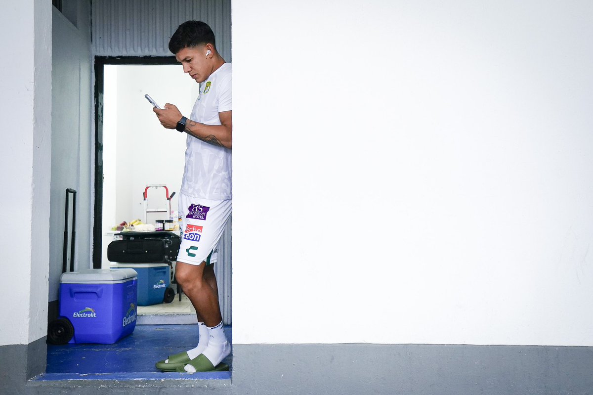 LigaBBVAMX's tweet photo. El “Perro” Romero bajando 📲 la nueva #AppLigaMX 🤭

Tú también bájala ya 👍 https://t.co/MC0x75zzzn https://t.co/177pC9n5MI