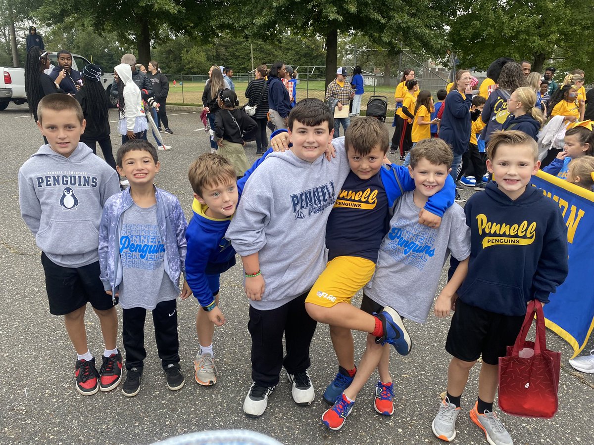 MsEmilyPhillips's tweet photo. One of my favorite days of the year! #HappyHomecoming 💛🐧💙🌟 https://t.co/50m7SDZKuc