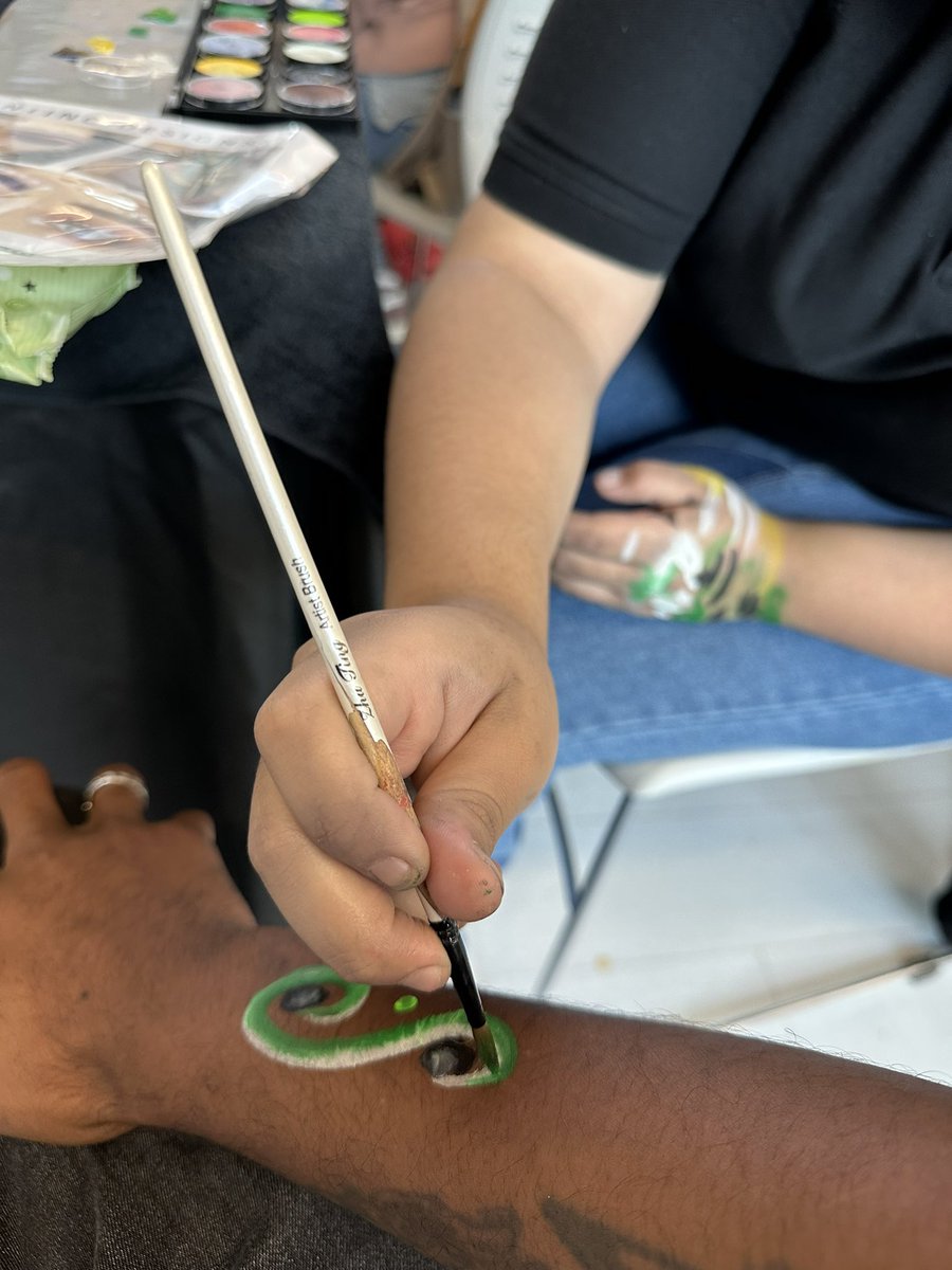 MCurryArt1's tweet photo. Showing SHS Spirit through ART! @Sharpstown_HS #schoolspirit #schoolfunctions #artclub2023 https://t.co/IJ3BNFy9Pi