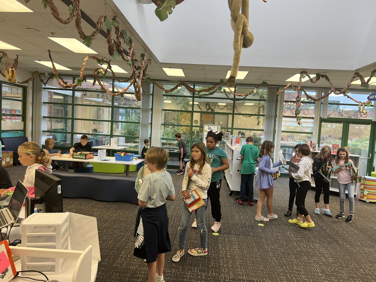 MrsPhillipsLMS's tweet image. Makerspace and checkout is in full swing! @cynange @SES_Principal