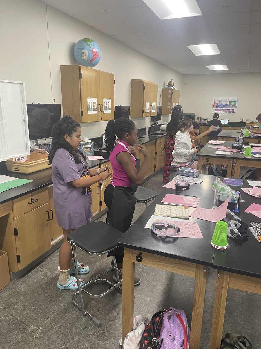 DanielsonMiddle's tweet photo. Bearkat parents joined administrators today walking the campus and hearing from students about what they are learning. Today we spent time in Gateway, Dual Language Texas History, AP Spanish 4, 6th grade Math, and 6th grade Science! So much fun! #LiveSDMS https://t.co/7Cc86cNfmN