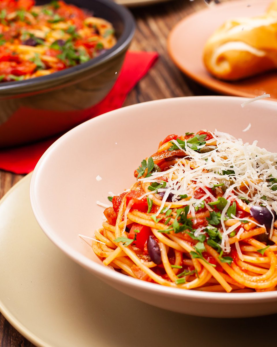 Uma combinação açucarada! 🧁 O aparelho de jantar Unni Merengue traz minimalismo com um toque de doçura, assim como o doce clássico que leva seu nome. Perfeito, né? 😌