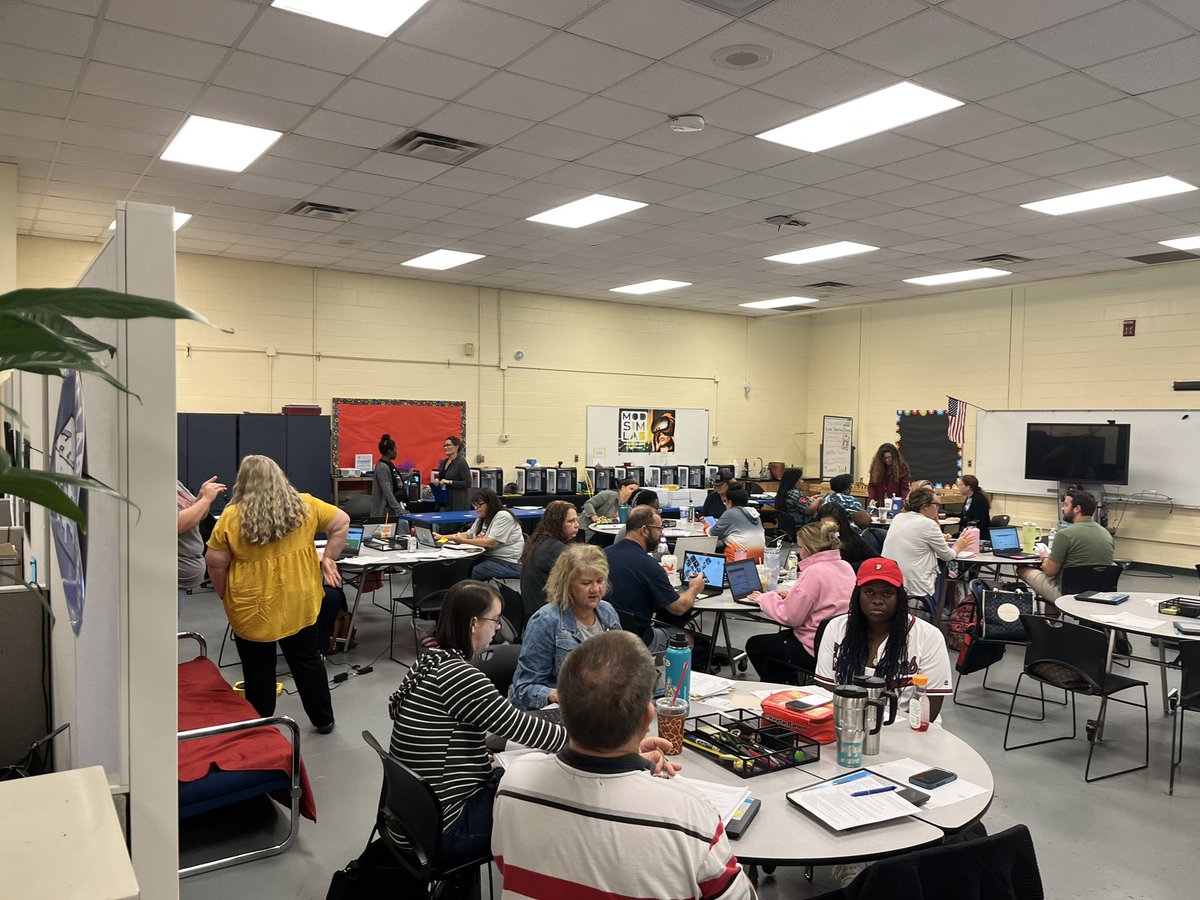 ScienceDcps's tweet image. 5th grade science teachers had an amazing day of professional learning to grow their craft and support our students with interactive science learning! @DuvalSchools 🧬🔬🥼