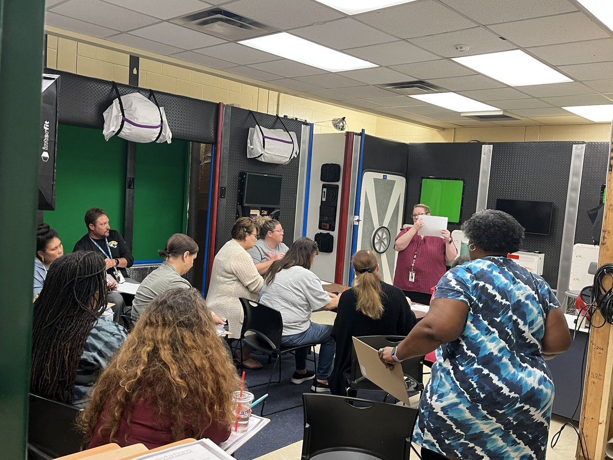 ScienceDcps's tweet image. 5th grade science teachers had an amazing day of professional learning to grow their craft and support our students with interactive science learning! @DuvalSchools 🧬🔬🥼