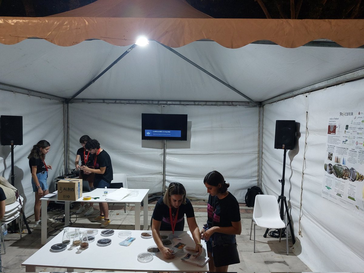 <a href="/ETSIASevilla/">ETSIA Univ. Sevilla</a> <a href="/InvestigaUS/">Investigación US</a> Juan Nieto, Isabel, María  y muchos más explicando ciencia en la noche de los Investigadores.