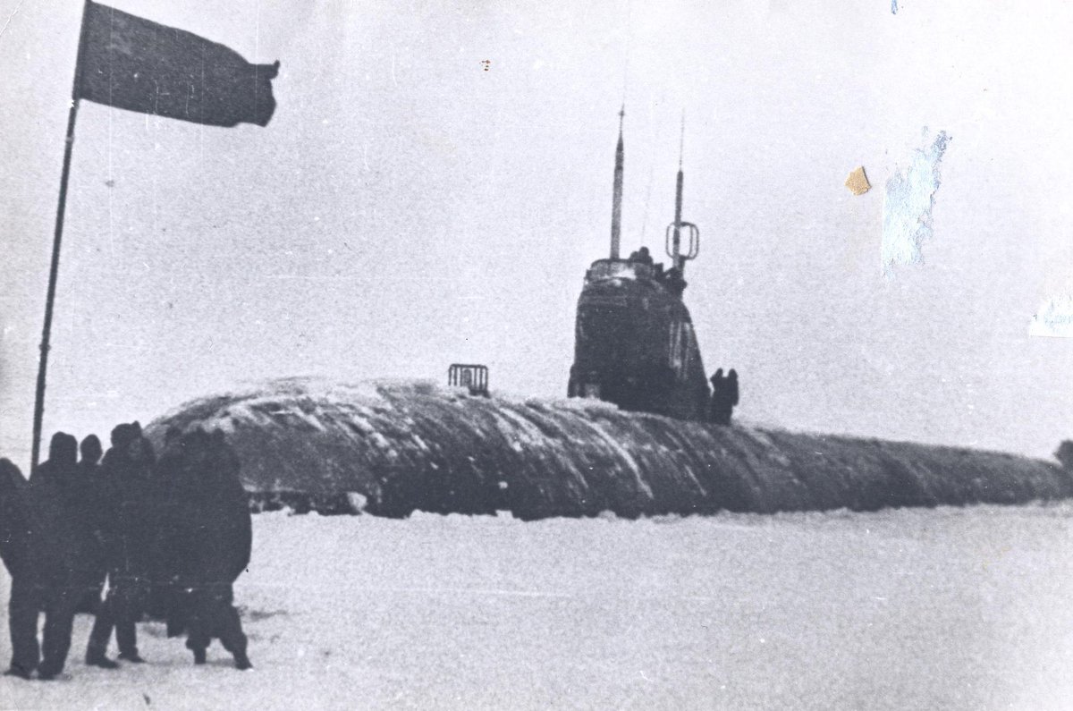 Russia's tweet photo. 🗓 #OTD in 1963, Soviet submarine #K181 surfaced at the geographic #NorthPole, becoming the first submersible to accomplish the feat.

🟥 The mariners raised the Soviet flag at the location. Later K-181 was awarded the Order of the Red Banner for completing the daring mission. https://t.co/SphWpVUVBn