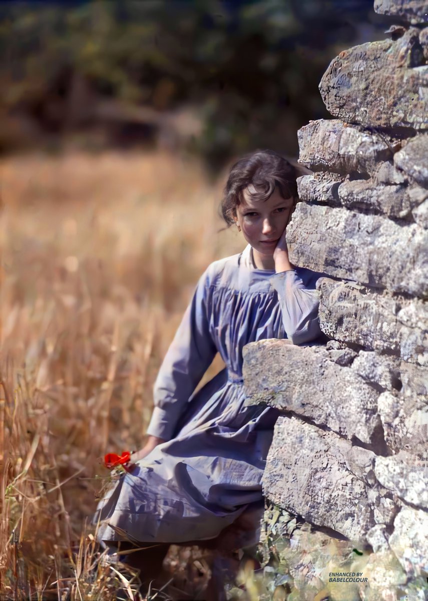 An enhanced autochrome of a young girl in 1919, clutching a single poppy in a French field, a year after the Great War ended. A poignant autochrome, taken in colour 104 years ago by Gustave Gain. It is not colourised 😍