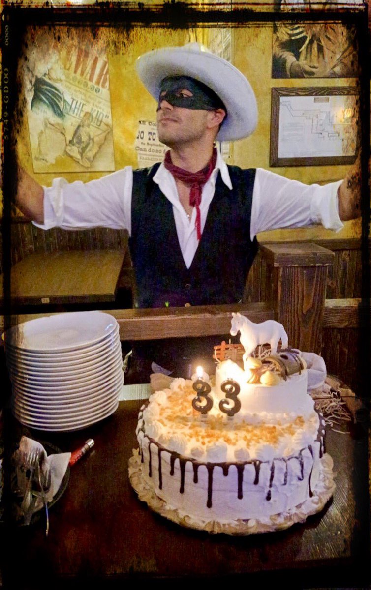 MonteithChris's tweet photo. ☀️🌵🏜🌵🥜🎂🥜🌵🏜🌵☀️ “In onore delle torte di compleanno di #BakeOffItalia, ecco la mia torta per quest’anno! 😜 Pan di Spagna classico con bagna al Bourbon, farcitura di Burro d’arachidi, copertura di panna montata e arachidi salate in cima!” ☀️🌵🏜🌵🥜🎂🥜🌵🏜🌵☀️ https://t.co/WFokrlhdD3