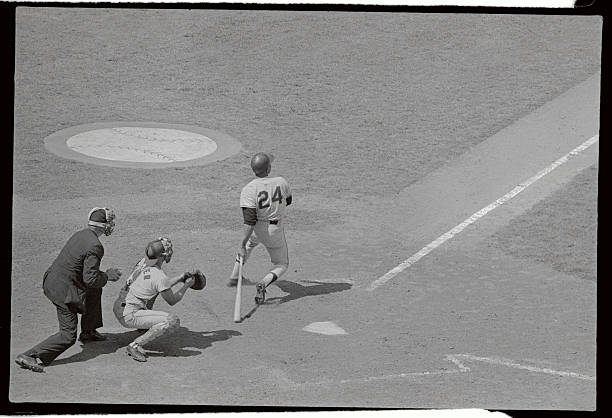 RankingSomeGuys's tweet photo. Willie Mays, 1965
.317/.398/.645, 638 PA, 118 R, 52 HR, 112 RBI, 186 wRC+, 11.2 bWAR, 10.7 fWAR https://t.co/jrVlqi1E8R