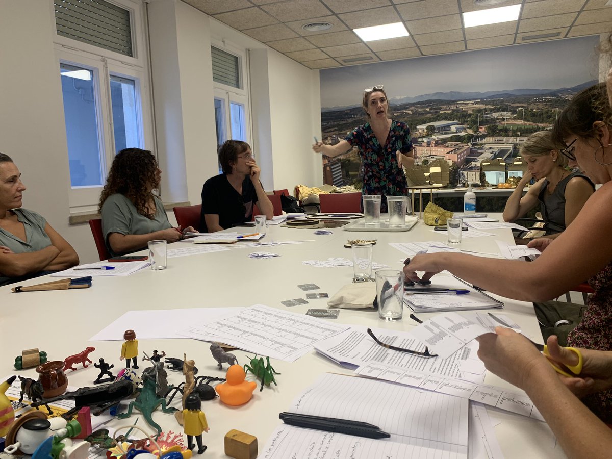 museujoguetcat's tweet photo. 🎮Preparant els últims detalls de la sessió de jocs de demà a la @HospiFigueres ! 
amb les arquitectes  @congosto_  i Sara San Gregorio. 
✍🏼Us esperem a les 10h al #ParcBosc #Juguetexquisit 
#JugarBarris 
👏🏽Gràcies Grup Motor! https://t.co/hdHlQahJGa