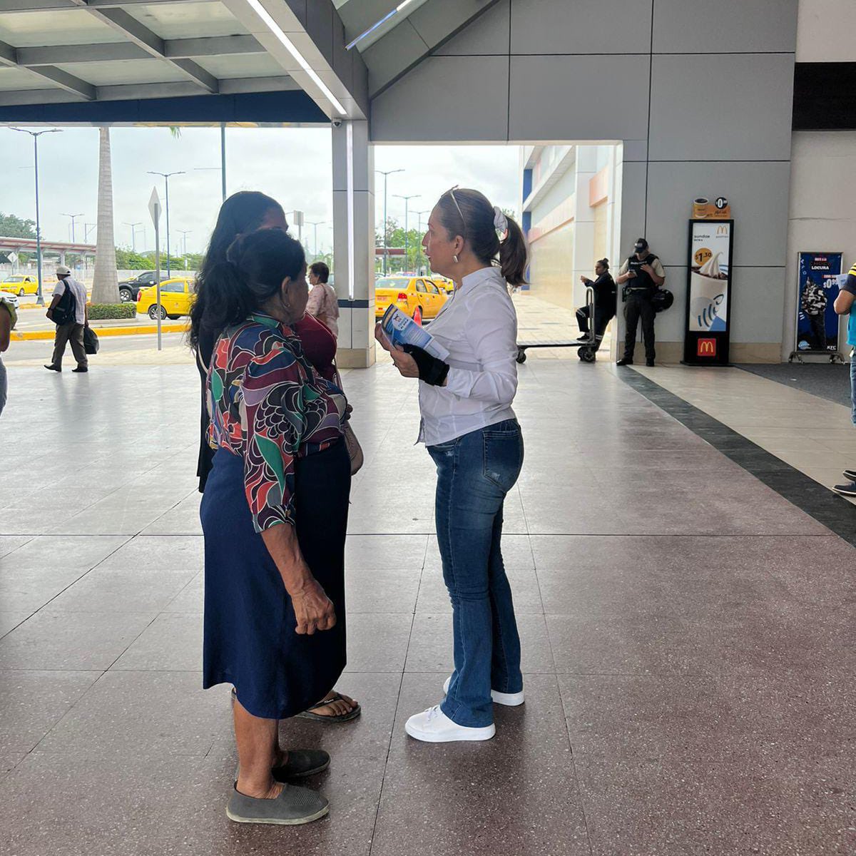 [MACHALA] Analistas distritales brindan información sobre #TodosAlAula en un stand ubicado en el Terminal Terrestre. 
El objetivo es garantizar la reinserción de niños y niñas y adolescentes que se encuentran fuera del Sistema Educativo Nacional. 
#TransformaciónEcuativaEC