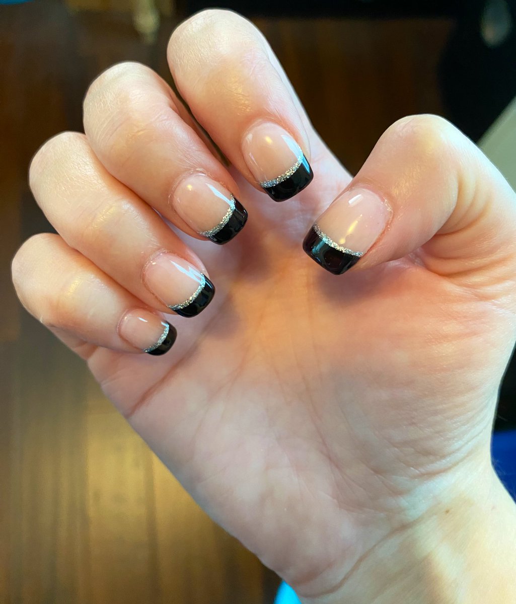 New nails 💅🏻🖤