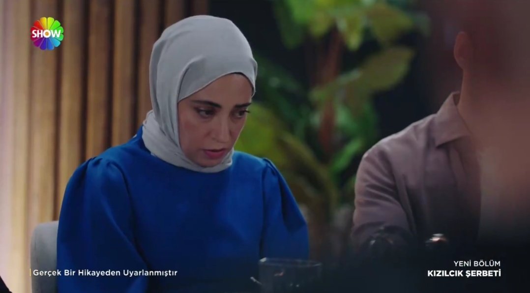 Bir dizi düşünün her toplu yemek sofrasında bir yaygara yaşanan. İşte bu da o kaoslu yemek sofralarından. Karakterlerin her şeylerini ortaya döktükleri muhteşem bir sahne olmuş. Çok güzel gidiyor bölüm. #KızılcıkŞerbeti 🔥