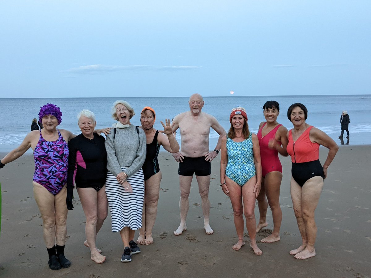 NthSeaFullMoon's tweet photo. Almost perfect conditions for a #FullMoon sea dip. 
Arrow slightly off indicating moon rise and a head cold for me however a stoic bunch diving in. 
A comment 'i never really noticed the moon till these swims, I now appreciate it' ♥️🌕 https://t.co/RByP2dkHVa