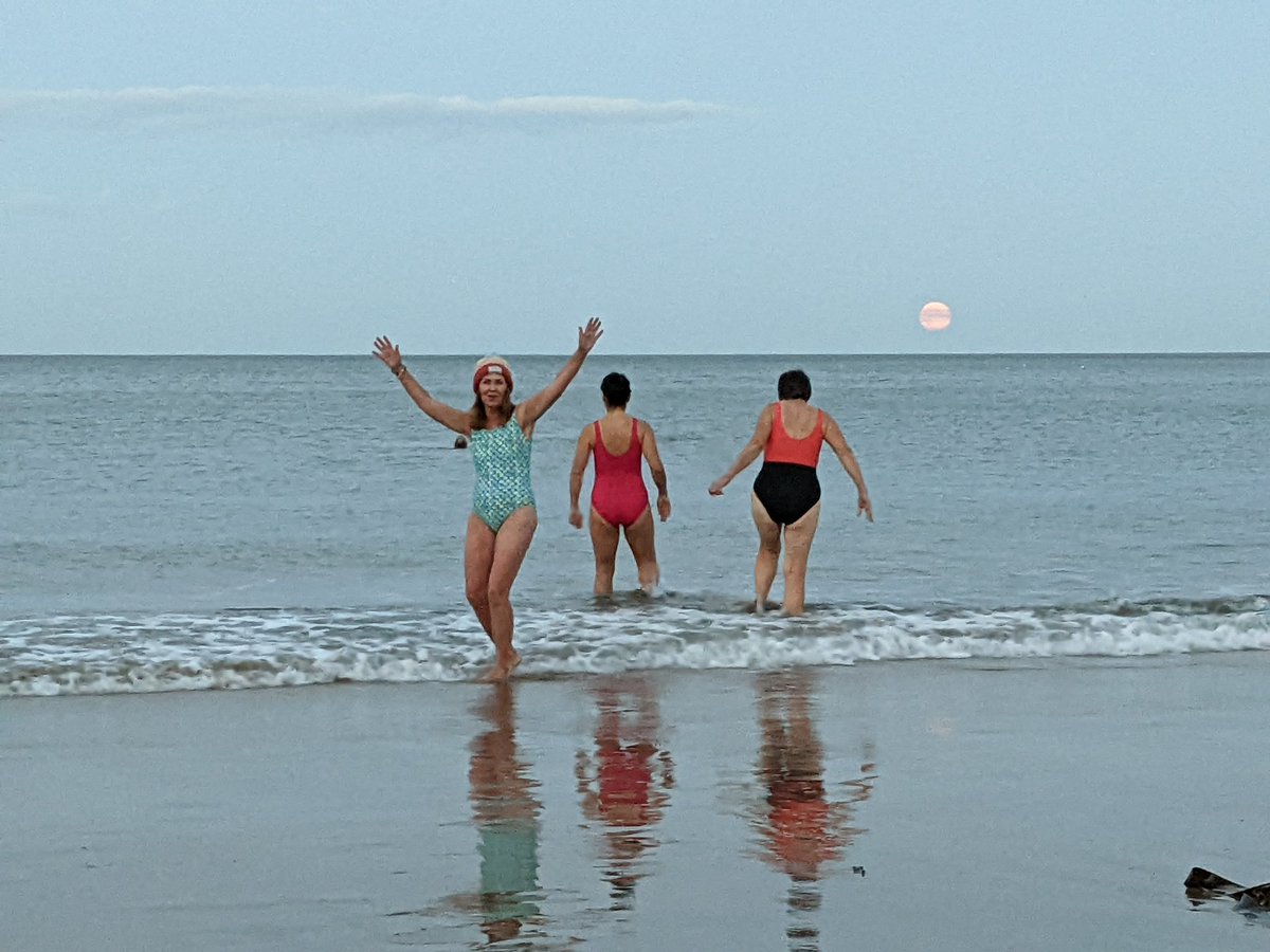 NthSeaFullMoon's tweet photo. Almost perfect conditions for a #FullMoon sea dip. 
Arrow slightly off indicating moon rise and a head cold for me however a stoic bunch diving in. 
A comment 'i never really noticed the moon till these swims, I now appreciate it' ♥️🌕 https://t.co/RByP2dkHVa
