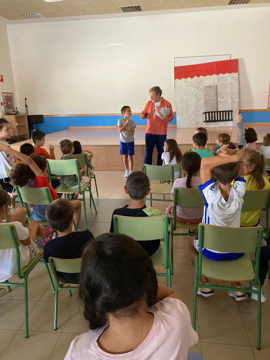 Charla de Juan Cañada, sobre los ODS 2 y 4. Hoy entregamos a Juan Cañada 1000€. Recaudados de las ventas del huerto escolar, de los adornos elaborados con material reciclado,... Servirán para pagar el colegio a niños del slum de Nairobi. Enhorabuena por tu premio. <a href="/juancannada/">JC</a>