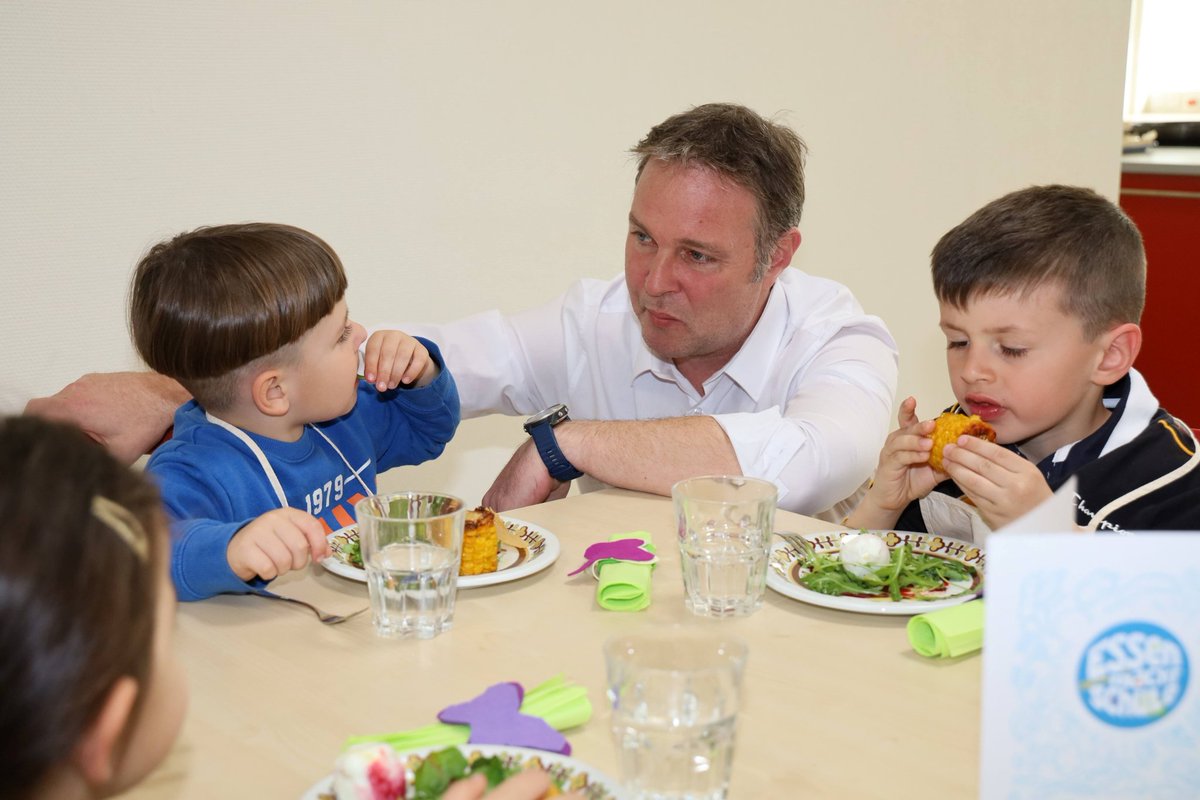 AndiBabler's tweet photo. Traiskirchen hat heute beschlossen: Warmes &amp; gesundes Mittagessen für alle Kinder! 💪❤️
In Kooperation mit Spitzenkoch Sepp Schellhorn startet unsere Volxküche. Ab Jänner werden täglich 820 warme, regionale und gesunde Mahlzeiten zubereitet. Nur das Beste für unsere Jüngsten! 1/2 https://t.co/TMpxuVtyQn