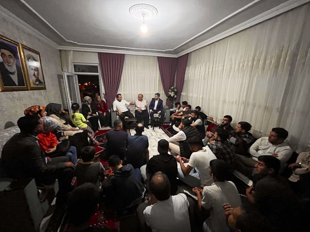 esn_ylmz44's tweet photo. AK Parti #Malatya Milletvekilimiz Abdurrahman Babacan ve İlçe Başkanımız Ramazan Yaylacı‘nın katılımlarıyla Özal mahalle sakinlerimiz ile bir araya geldik.

Güzel şehrimizi yeniden inşa edip, yaralarımızı hep birlikte saracağız.

📍Özal Mahallesi https://t.co/YysF8opl8L