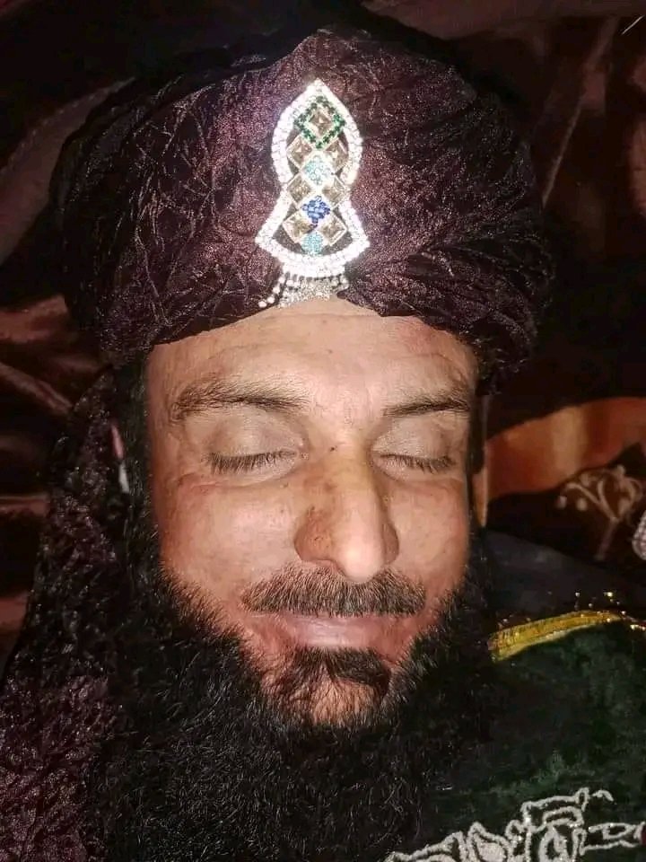attarithegreat's tweet photo. وہ دیوانے سو گئے اپنے پیارے نبی صلی اللہ علیہ وآلہ واصحابہ وبارک وسلم کی داستان سناتے سناتے ۔۔۔اللّٰہ اکبر ، یہ ہیں نشانیاں ہمارے حق پر ہونے کی، مستونگ دھماکے میں شہید ہونے والے مفتی سعید ا��مد حبیبی رحمتہ اللہ علیہ کا آخری دیدار، چمکتا دمکتا مسکراتا چہرہ ، سبحان اللہ 🥺❤️ https://t.co/M8YCqgWsRZ