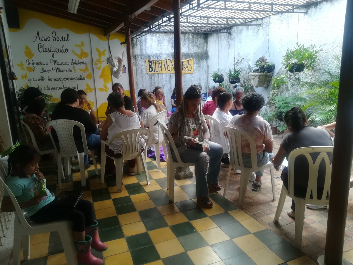 Qué grato compartir con las mujeres de Sanándome para la paz, un proceso que hace parte de <a href="/convivamos/">Con-Vivamos</a>. Leímos el cuento El encierro, de <a href="/JulianaJavierre/">Juliana Javierre</a> y nos dio muchísimo material para conversar. #MujeresQueCuentan