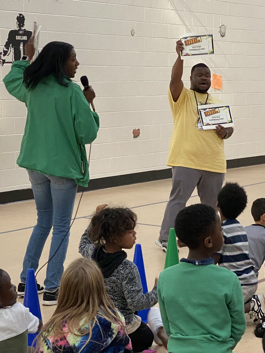 Johnsonandre_'s tweet photo. I think I enjoyed myself more than kids! #MoreCelebrating #WinningForStudents Thanks @MandisaPotter for putting on an amazing event! @OAK_HCS @FreesEdWorld @HCS_Wellness @CounselorBeeBee @BrownChelsey_ https://t.co/jjjE1O7AQE
