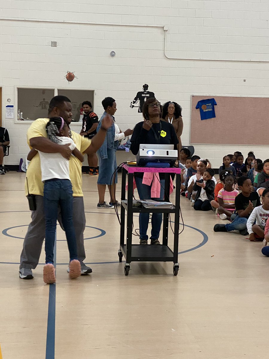 Johnsonandre_'s tweet photo. I think I enjoyed myself more than kids! #MoreCelebrating #WinningForStudents Thanks @MandisaPotter for putting on an amazing event! @OAK_HCS @FreesEdWorld @HCS_Wellness @CounselorBeeBee @BrownChelsey_ https://t.co/jjjE1O7AQE