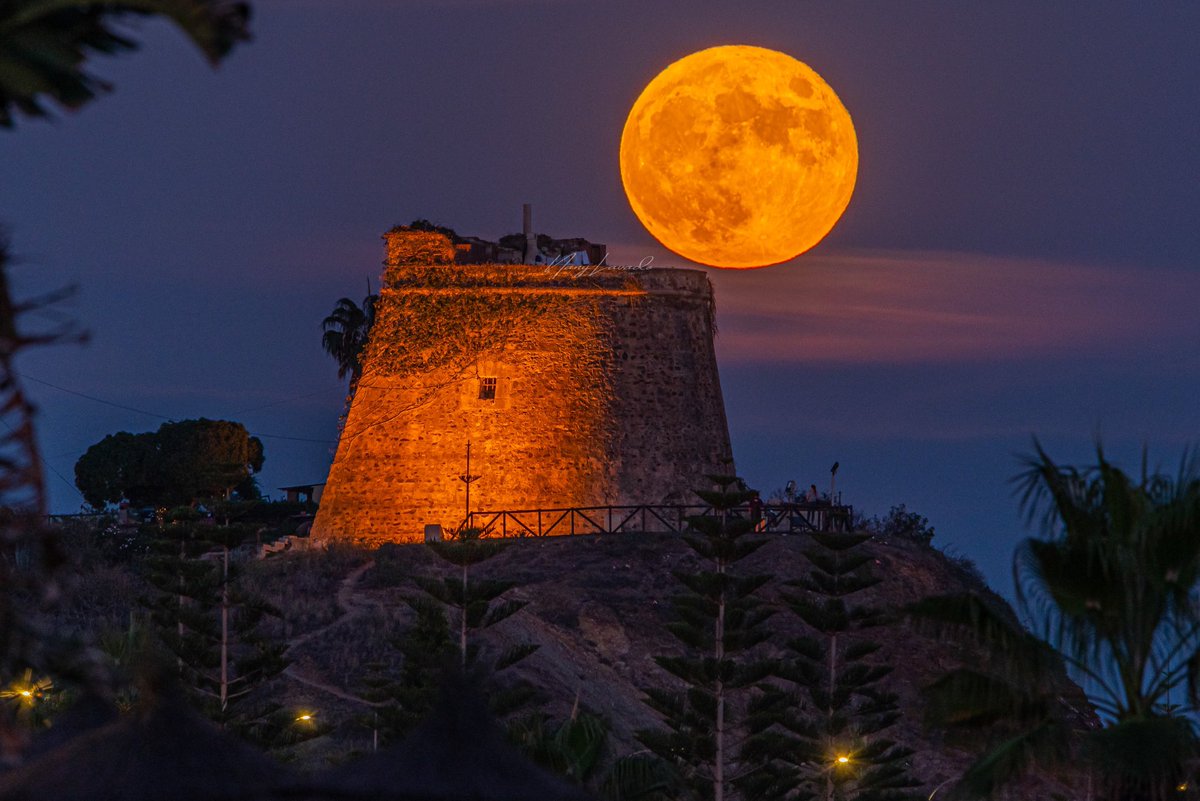 Lechuzainquieta's tweet photo. Salida de la luna llena desde Benajarafe. 
29/9/2023 https://t.co/0EJgHJHLV9